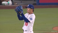 ヨシノブ任せろ！一回転＆ジャンピングスローの好プレーに山本由伸も拍手！ファンも絶賛「エドマンうめーな」「俺たちのエドマン」