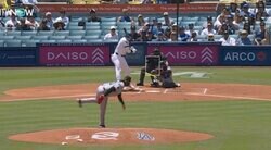 批判殺到！大谷翔平も驚いた“疑惑の1球” 物議を醸す“不可解ジャッジ”が起きた瞬間　ファン騒然「誤審だろ！？」「大谷の選球眼エグいからな」