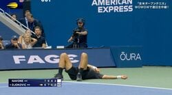 一体何が…！？ジョコビッチのアクシデントに全米OP場内から悲鳴 右肩をがっちり固めるテーピングに「様子が変」の声続々