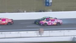 レース中に「喧嘩してる」 ぶつけられた車へ幅寄せ→“報復” 目を疑う光景に「てめえ何やってるんだよ的」と驚きの声