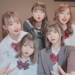 『恋ステ』すみれ、女子メンバーの集合写真を公開 「メンツ最強すぎる」「女子メン可愛すぎて尊い」の声