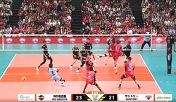 アリーナのファンが騙された！？ 男子バレー、打つ気“ゼロ”から振り向きざま超強烈スパイク スーパーエースが意表を突く“一撃”