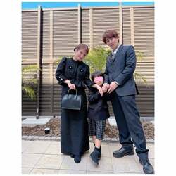  辻希美、卒園式での夫・杉浦太陽＆三男との親子ショットを公開「本当に泣けました」 