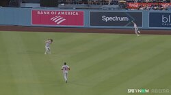 「中継カメラも騙されたw」ナショナルズ野手が“キョトン顔” 右へ左へウロウロ…珍シーンの一部始終