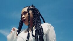 EMI MARIA、客演にDADAを迎えたサマーチューン「SUMMER」のMVを公開！