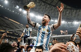 「間違いなく両親だね」メッシがW杯優勝を祝して故郷でパーティー開催！ 妻と両親と記念撮影、両親がそっくりと話題