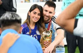 ラブラブ過ぎるハグが話題！ 妻アントネラ・ロクソさんが改めてW杯王者の夫・メッシへの愛を確認「美しい」「素晴らしい写真」