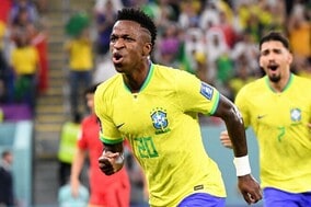 「テーブルから投げ捨てた」ヴィニシウスの会見中に“珍客”が乱入！ ブラジル代表広報の対応に反響「どうしたらいいのか…」【W杯】