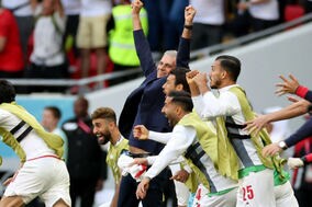 【W杯】イラン代表FW、ウェールズ撃破弾後に監督の“首締め歓喜”　英注目「クレイジーな祝福」「あわや殺しそうに…」