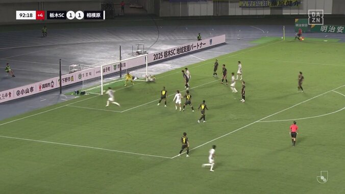 「１ミリどころか300ミリ」J3でまさかの大誤審→ファン激怒「頼むからVAR導入してくれ」ゴールラインを割った折り返しからの決勝点が認められた瞬間 5枚目