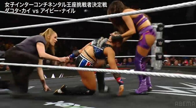 駆けつけたレフェリーが手を握って