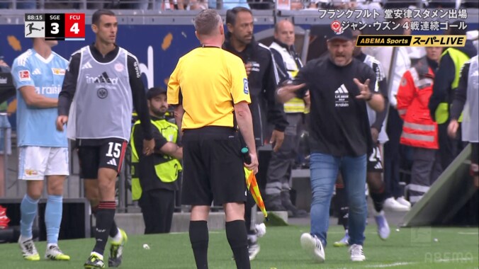 「態度わる…」激昂監督が“大暴れ”でレッドカード！「もうめちゃくちゃw」堂安律もびっくり？まさかの暴挙にファン騒然 4枚目