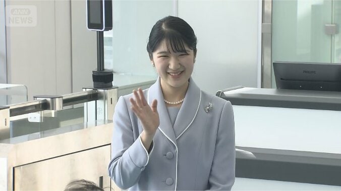 羽田空港からブルーのスーツで