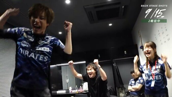 盛り上がる控室と動かない小林