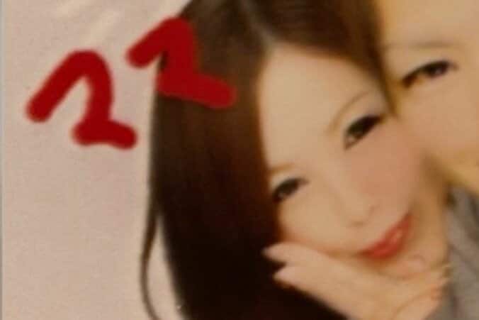 【写真・画像】42歳妻×28歳夫、子供の前でもキス＆バックハグでイチャイチャ 中学生の長女「ずっとくっついてる、仲良すぎて怖い」　1枚目