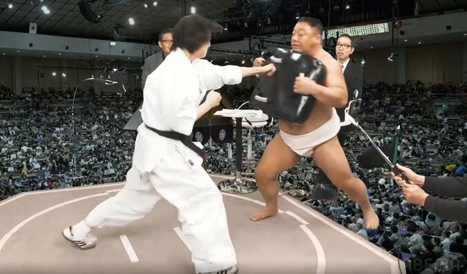 正拳突きを受けるあかつ（写真右）