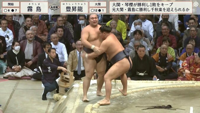 苦笑いを浮かべているように見える霧島