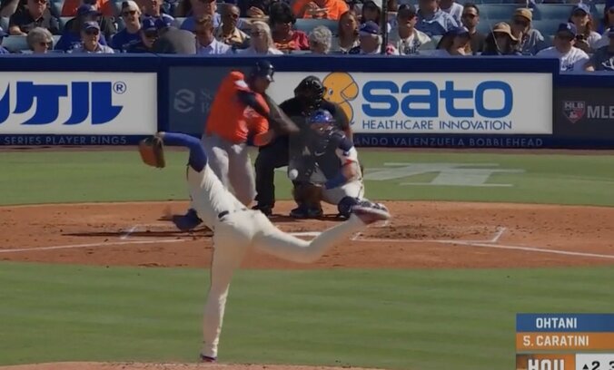 【写真・画像】何が投げ込まれた？ 大谷翔平の打席でハプニング…“まさかの光景”「なんやあれ」 審判が突如プレー中断… ファン騒然「珍プレー行き」　1枚目