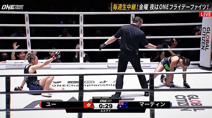 レフェリーが女子ファイターを突き飛ばす珍事 「なんやそれ！」「レフェリーw」ツッコミ殺到 選手は不満露わ 1枚目