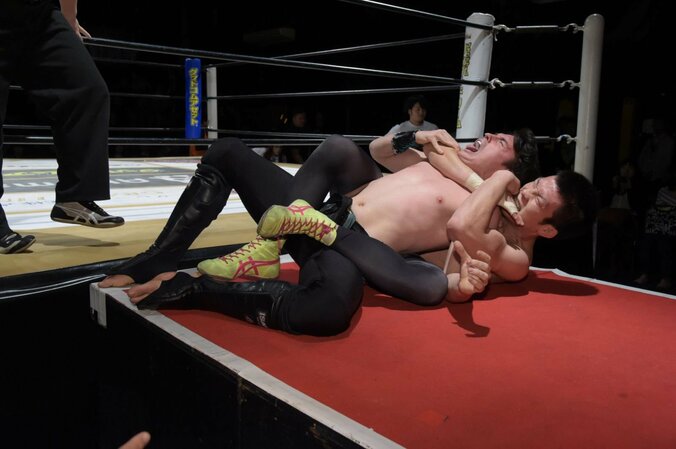 “異物”青木真也、DDTを襲撃！新世代エース・竹下幸之介が意地を見せる 1枚目