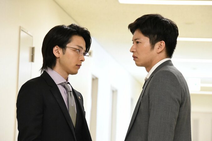 田中圭＆中村倫也が兄弟役で濃密共演！ドラマ『不協和音』より場面写真到着 3枚目