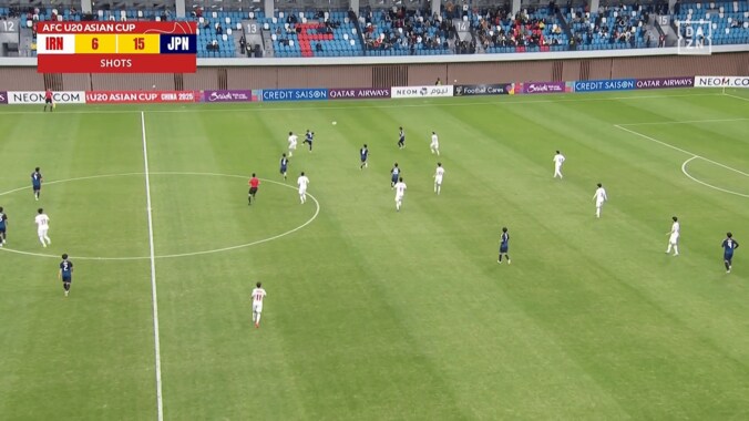 「危険すぎるだろ！」19歳日本代表DFが“顔面ハイキック”被害…「足が入ってるやん」「怪我はやめて…」髙橋仁胡が悶絶→ファンが激昂＆心配【U20アジアカップ】 4枚目