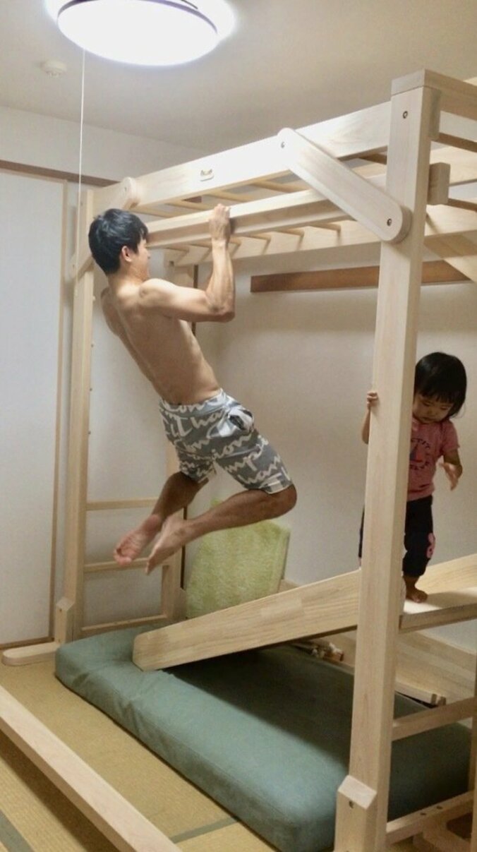 金田朋子『室内用木製うんてい』に夫・森渉と娘が大喜び「SASUKEのトレーニングやってます（笑）」 1枚目