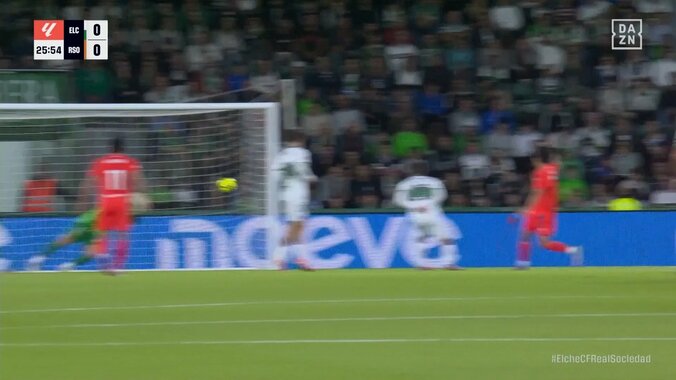 久保建英、ジャンピングボレーでゴール急襲！「落ち際叩くうまいボレー」「素晴らしい」“ショーバン”にジャストミートさせる絶妙シュートの瞬間 5枚目