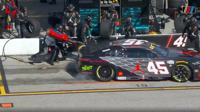 【写真・画像】「これピット違いますよね？」ボルト締め忘れ→“別のチームが”助けるまさかの展開！ 米レースの“神対応”に驚きと称賛の声　1枚目