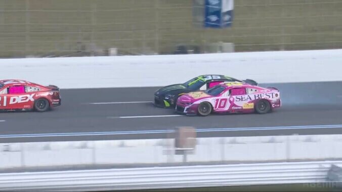 【写真・画像】F1ではあり得ない！？ クラッシュしたマシンを「何がなんでも」直したい→驚きの光景に「出ましたね」実況は“驚かなかった”意外な手法　1枚目