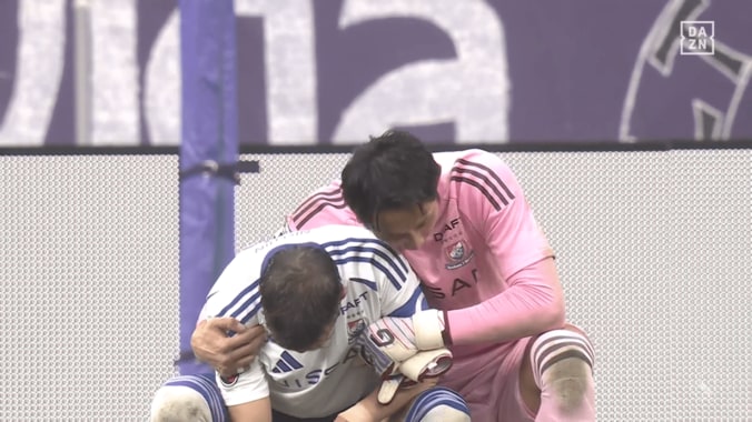 「もらい泣き…」横浜FM主将、J1残留決定に号泣「どれだけの重圧だったか」“オリ10”のプライドを守った喜田拓也の姿にファン大感動 5枚目