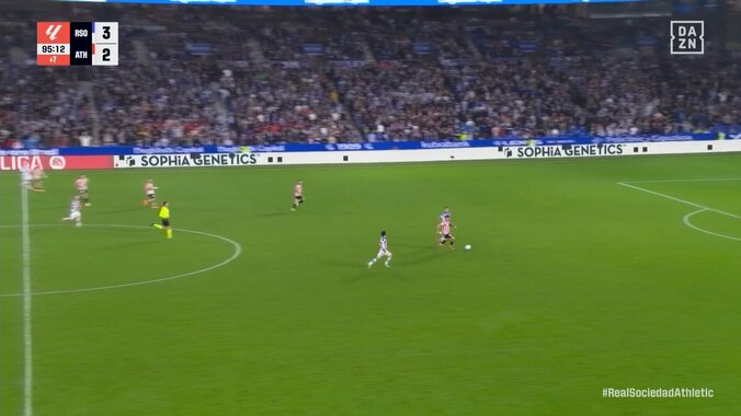 久保建英、2度倒されても…「絶対渡さない」粘りの鬼ディフェンスでイエローカード誘発「意志を感じる守備」 5枚目