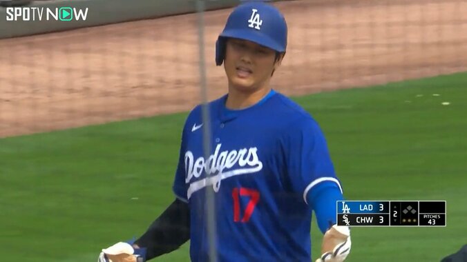 ドジャースに行っても変わらぬ気配り 大谷翔平、仲間のバットを丁寧に“お持ち帰り”数秒だけバットボーイに