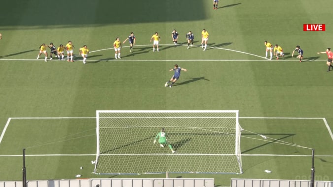 瞬速反応！ なでしこ20歳逸材が“超絶反転シュート”で実質アシスト「反応はやっ」「手に当たらなければ入ってた」松窪真心が劇的PK獲得の瞬間 4枚目