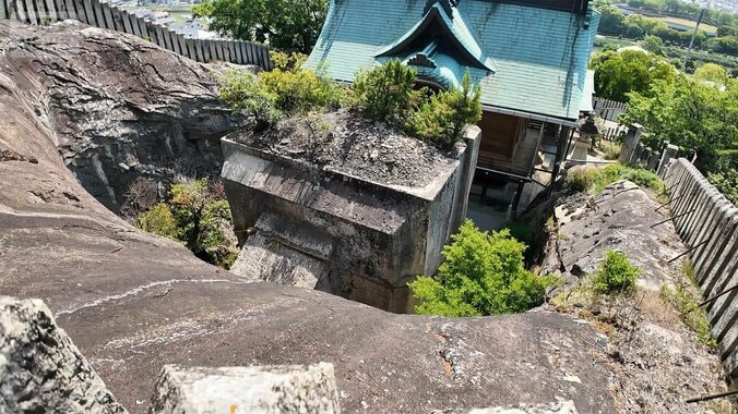 “宙に浮く”巨大岩や狭すぎる橋、神秘的な田園風景　兵庫・秋田の街の不思議を調査 1枚目