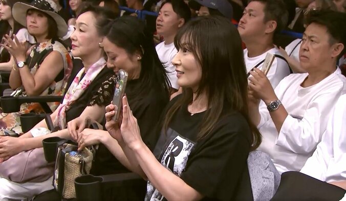「若く見える」リングサイドにまさかの美女タレント カメラが捉えた驚きの瞬間に「お変わりなく美しい」「まだ可愛いのえぐい」ファンざわめき 3枚目