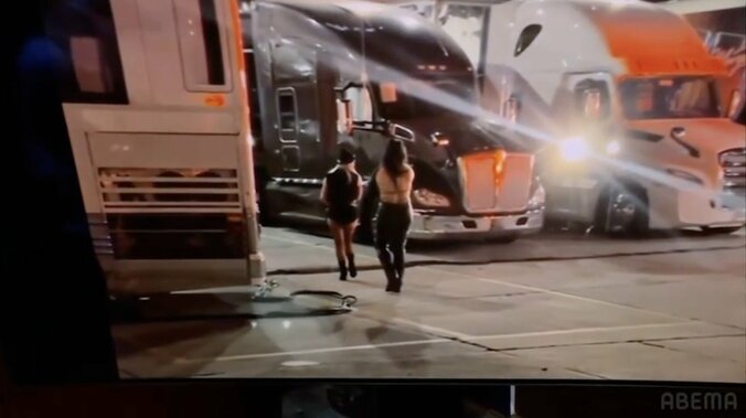 映像には“悪女コンビ”の姿が