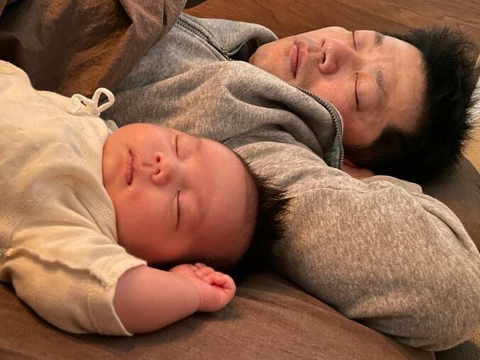  だいたひかる、同じポーズで眠る夫＆息子の姿を公開「そっくり」「愛しい光景」の声  1枚目