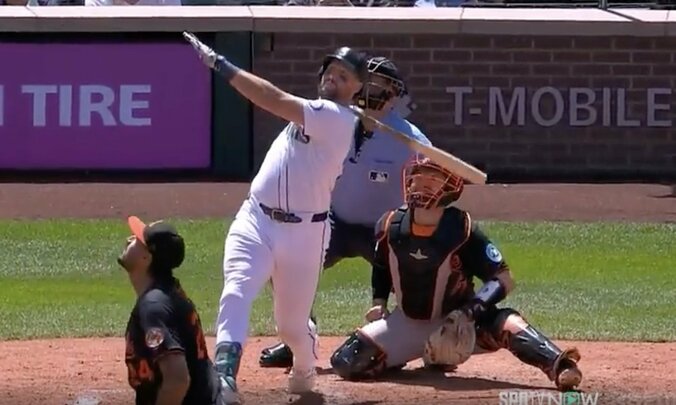 【写真・画像】「漫画かよ」「なんでこんな打てる？」“強打の両打ち捕手”のド迫力ムーンショット弾　マ軍ローリー、MLB単独トップ24号にファン騒然「バケモノやな」　1枚目