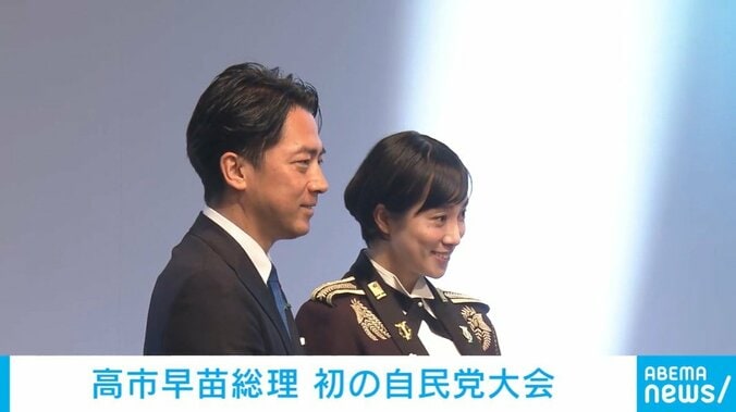 歌唱後小泉大臣と写真撮影する自衛官