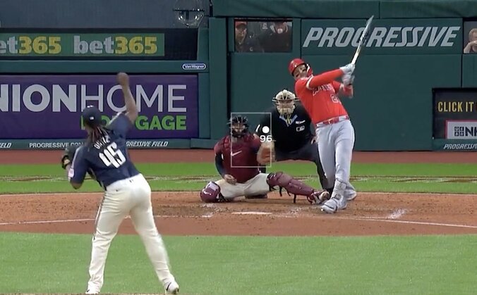 【写真・画像】どうなってんの…？ フリーマン、想定外の本塁突入で“まさかの光景”「乱闘かな？w」「角度ヤバい」スライディングの角度がスゴいことになる　1枚目