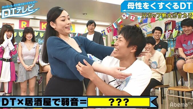 チュート徳井、Hカップ美女と渾身のハグ！「マジで気持ちいい」とご満悦 4枚目