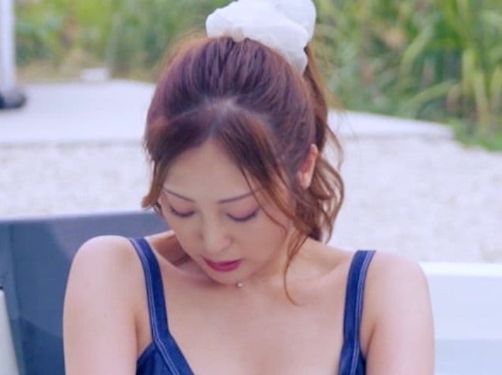 38歳の元トップグラドル、サウナデートで大人な水着披露！