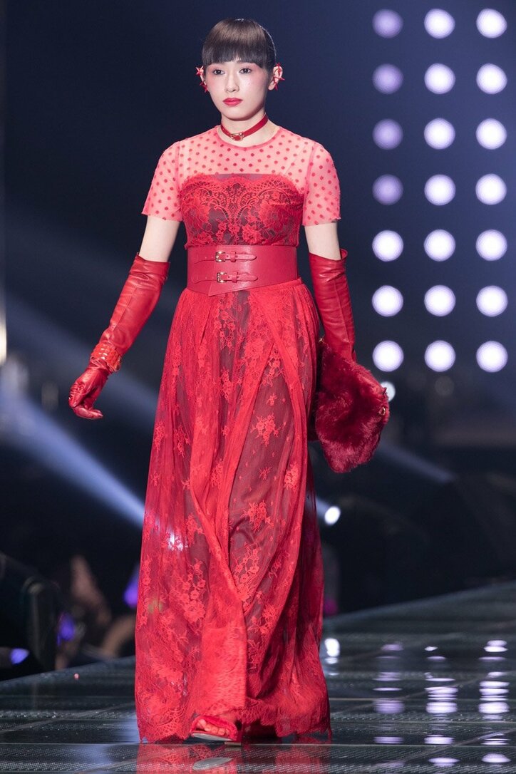 欅坂46が背中ざっくりセクシーに、個性全開アーティスティックに魅せた「TGC」ランウェイ