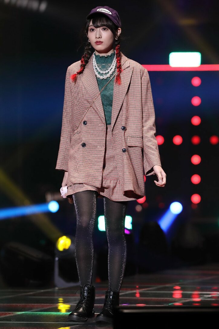 【画像集】欅坂46渡邉理佐・渡辺梨加が手を繋いで登場 - 東京ガールズコレクション2017A/W