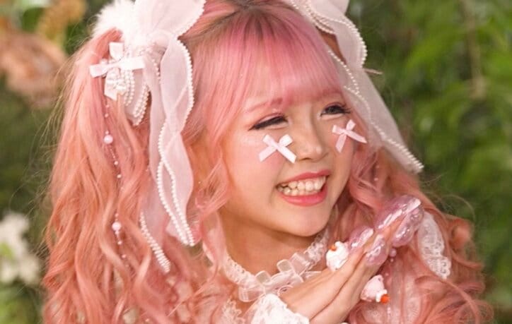 【写真・画像】ピンクの髪にド派手ネイル…姫ギャル小学生に峯岸みなみが疑いの目「自主的に？」　1枚目