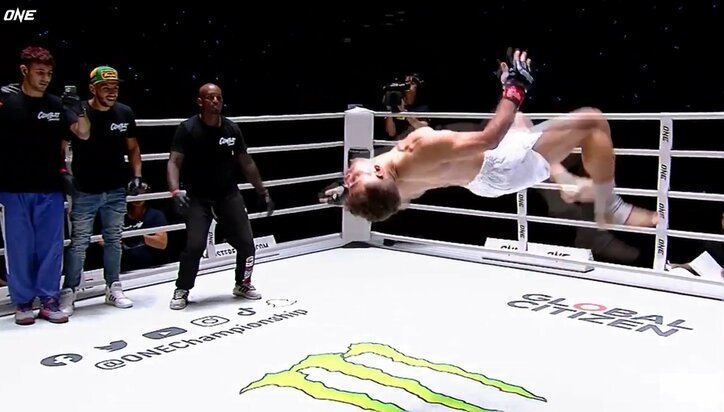 「かかって来いよ」で漫画のような逆転KO→歓喜のバク宙で惨劇！ 頭から“グサリ”に「首いっただろ」心配と失笑