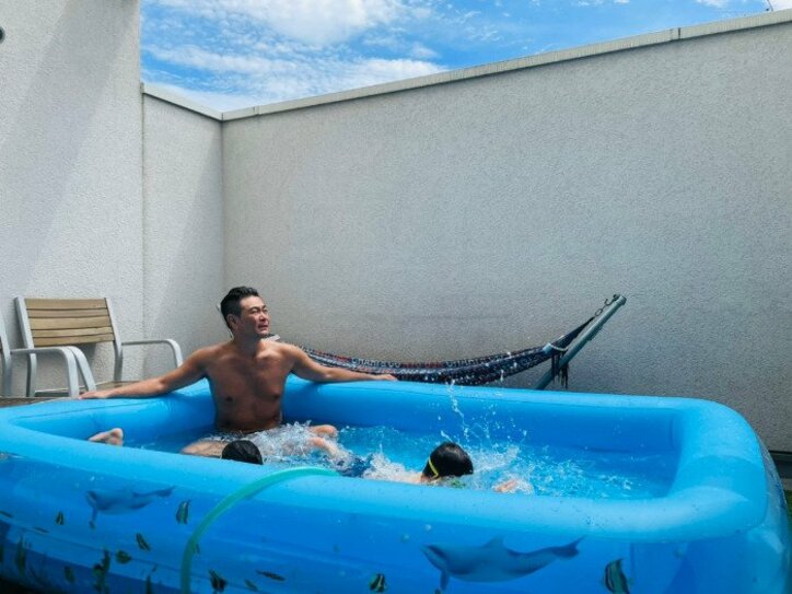 ココリコ・遠藤の妻、自宅で念願のプール開き「あと少しで夏も終わりだけど」
