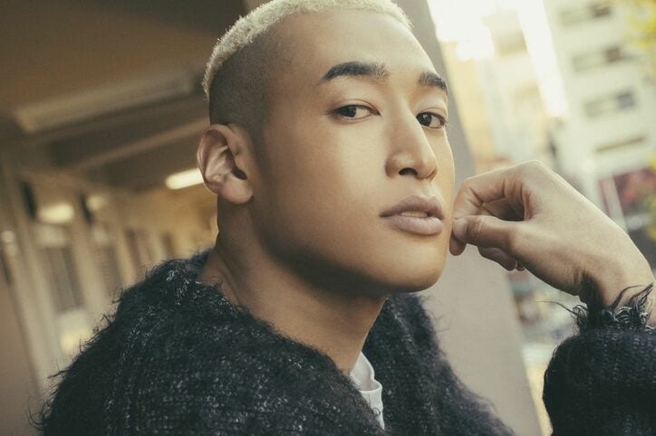 関口メンディー×小森隼「自分で決めつける必要はない、もっといろいろな役をやっていきたい」映画『昨日より赤く明日より青く』対談
