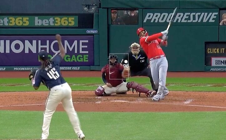 【写真・画像】どうなってんの…？ フリーマン、想定外の本塁突入で“まさかの光景”「乱闘かな？w」「角度ヤバい」スライディングの角度がスゴいことになる　1枚目